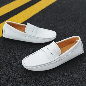 Herren weiße lässige Leder-Autoschuhe Slipper, leichte flache Freizeitschuhe für den Herbst.