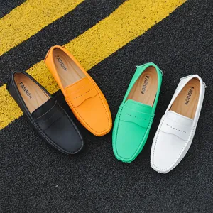Detailansicht herren freizeit fahr schuhe in mehreren farben mit nähten und feinem design.