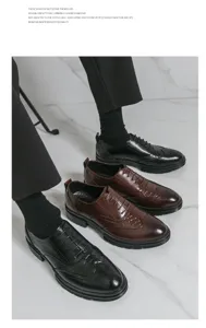 Herren Business Casual Brogue Lederschuhe mit klassischem Lochmuster und Schnürung detail.
