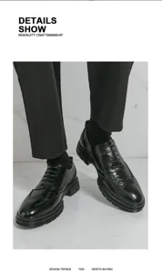 Nahaufnahme schwarzer Herren Business Lederschuhe mit Lochmuster und klassischer Schnürung.