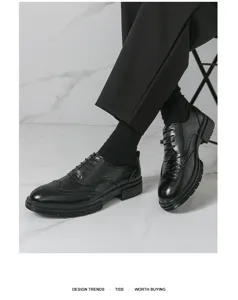 Detailansicht der schwarzen Budapester Lederschuhe mit Lochmuster und klassischer Schnürung.