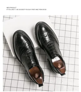 Schwarze Herren-Business-Lederschuhe im Brogue-Stil mit Holzschuhspannern für Herren.
