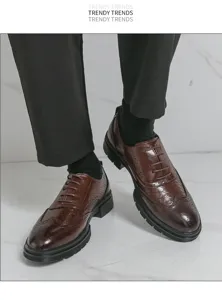 Detailaufnahme brauner Leder-Budapester für Herren mit Lochmuster und Schnürung.