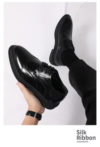 Vista dettagliata di scarpe eleganti da uomo in pelle nera con decorazioni e lacci.