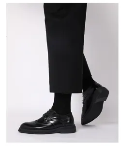 Scarpe stringate nere da uomo in pelle con dettagli brogue e suola antiscivolo.
