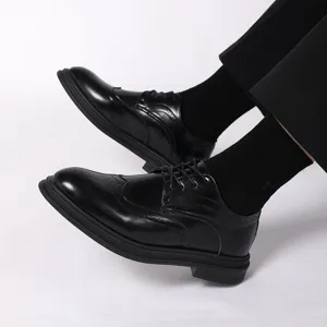 Scarpe stringate da uomo in pelle nera, stile brogue classico elegante per affari.