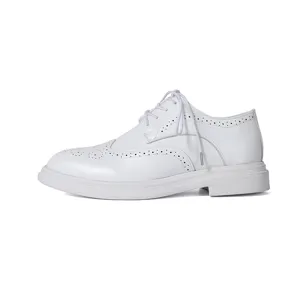 Scarpe stringate brogue bianche da uomo, calzature eleganti e casual in pelle con forature classiche.