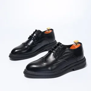 Scarpe stringate brogue da uomo in pelle nera eleganti formali casual con decorazioni.