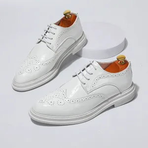 Scarpe brogue uomo in pelle verniciata bianca, stringate eleganti per affari o tempo libero.