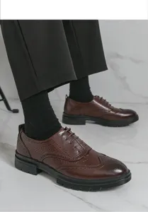 Braune Herren Budapester Schnürschuhe aus Leder mit Lochmuster für Business und Freizeit.