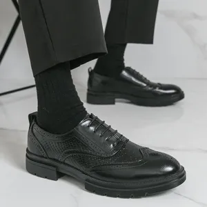Schwarze Herren Leder Brogue Schnürschuhe Business Schuhe mit klassischer Lochmusterung.