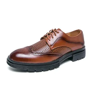 Braune Herren Brogue Schuhe aus Leder mit Webstruktur Einsatz, Schnürung und dicker schwarzer Sohle.
