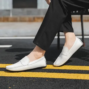 Weiße lässige Leder-Loafer Detailansicht mit feinen Nähten und hohem Fahrkomfort.