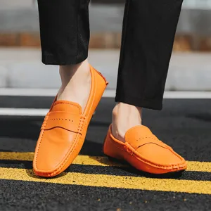 Herren Freizeit Leder Fahrtschuhe, stilvolle orange Mokassins mit bequemem Low-Top-Design.