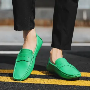 Detailaufnahme von grünen Herren Freizeitschuhen, leichte Leder Slipper Mokassins.
