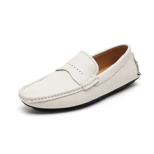 Herren weiße lässige Leder-Loafer, bequeme leichte Slipper zum Autofahren und Freizeit.