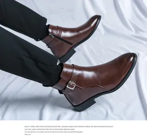 Gros plan sur les détails des bottes en cuir marron pour hommes, bout pointu et fermeture éclair.