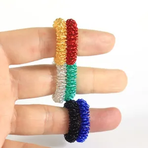Bunter Feder-Fingermassagering Set, tragbares Entspannungswerkzeug fur Stressabbau im Alltag.