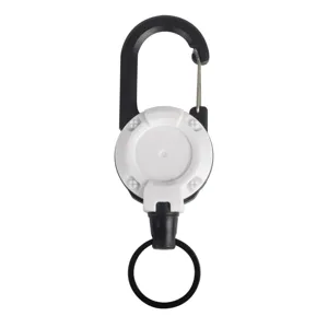 Vue détaillée du porte-clés mousqueton tactique rétractable avec câble en acier durable.