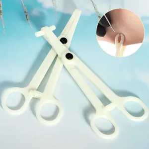 Wegwerp plastic lichaam piercing klem open hulpmiddel voor professionele procedures.