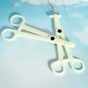 Gedetailleerd overzicht van plastic wegwerp piercingtang, professioneel tattoo hulpmiddel.