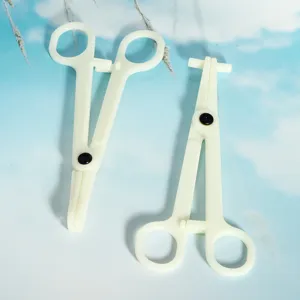Set van plastic wegwerp lichaamspiercing tangen voor professioneel tattoo en piercing gebruik.