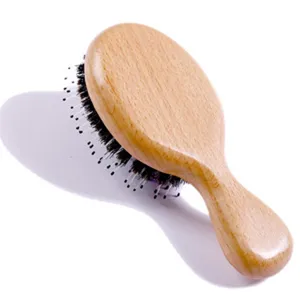 Vue détaillée du manche en bois et des poils souples du coussin pour un massage relaxant.