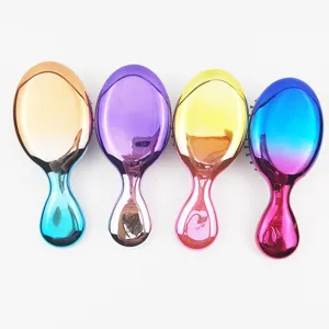 Vue détaillée de brosses à cheveux électroplaquées colorées avec des picots de massage confortables.