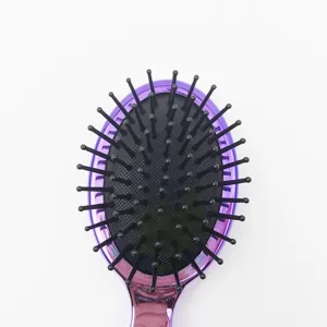 Brosse à cheveux dégradé violet avec coussin d'air et picots souples pour massage du cuir chevelu.