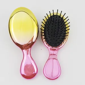 Brosse à cheveux dégradée électrolytique de détail, vue rapprochée, poignée et picots.