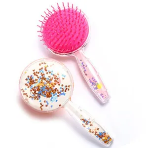 Gros plan détaillé de la brosse à cheveux pneumatique en plastique avec manche liquide.