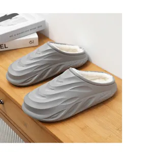 Graue gefütterte Winter-Clogs, wasserdichte warme Hausschuhe für Damen und Herren