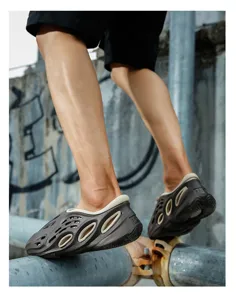 Men's stylish foam runner clogs, casual hollow breathable summer beach water sandals.