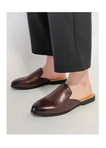 Vista de detalle de mocasines marrones de cuero para hombre, zapatos casuales sin talón.