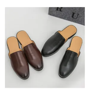 Zapatos hombre tipo mule de piel sin talon vista de detalle en negro y marron elegante.
