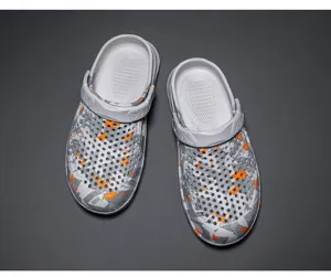 Vue détaillée de sabots d'été légers et respirants avec motif camouflage orange vif.