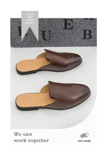 Vista detallada de mocasines de cuero marrón para hombre, zapatos casuales sin talón.