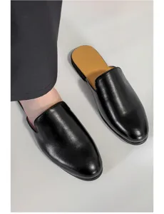 Vista detallada de mocasines negros sin talón para hombre, elegantes zapatos casuales.