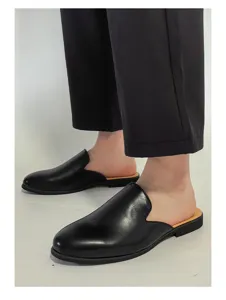 Vista detallada de mocasines negros sin talón para hombre, zapatos mules casuales elegantes.