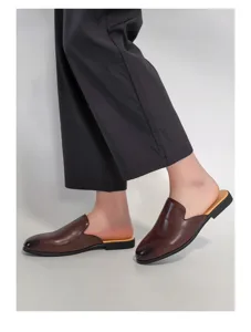 Vista detallada de zapatos marrones de cuero para hombre sin talón, cómodos y casuales diarios.