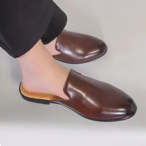 Zapatos casuales planos cómodos para hombre mules de cuero marrón sin talón abiertos.