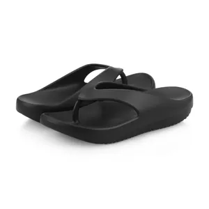 Detailansicht schwarzer dicker Flip-Flops mit weicher Polsterung und rutschfester Sohle.