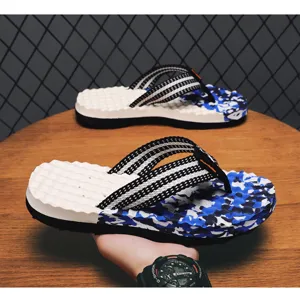 Herren Sommer Zehentrenner mit blauer Camo Sohle, weichem Fußbett und gestreiften Riemen.