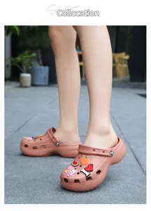 Gedetailleerd uitzicht op damessandalen met sleehak en schattige bedels, ademende zomerschoenen.
