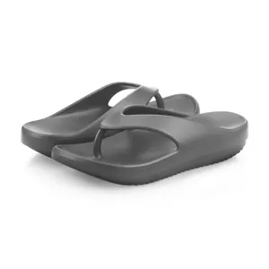 Detailansicht der dicken Zehentrenner-Sohle mit ergonomischem Fußbett und Anti-Rutsch-Profil.