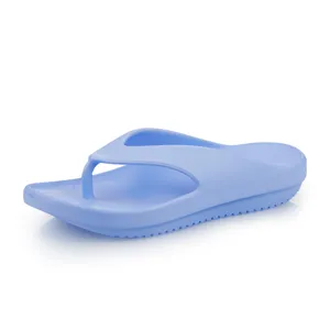 Nahaufnahme blauer Zehentrenner, weiche dicke Sohle, rutschfeste Textur für den Sommer.