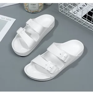 Vue détaillée des sandales plates blanches à double boucle, chaussures d'été confortables.