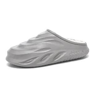 Graue Fleece-Clogs mit Wellen-Design, ultra-weiche warme Hausschuhe fuer Damen und Herren.