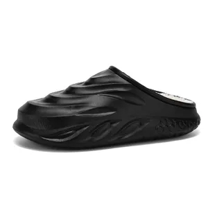 Schwarze gefütterte Schaumstoff Clogs für Damen und Herren, dicke warme Hausschuhe im Winter.