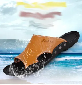 Detalle de sandalia de cuero para hombre con remaches y diseño de punta abierta casual.